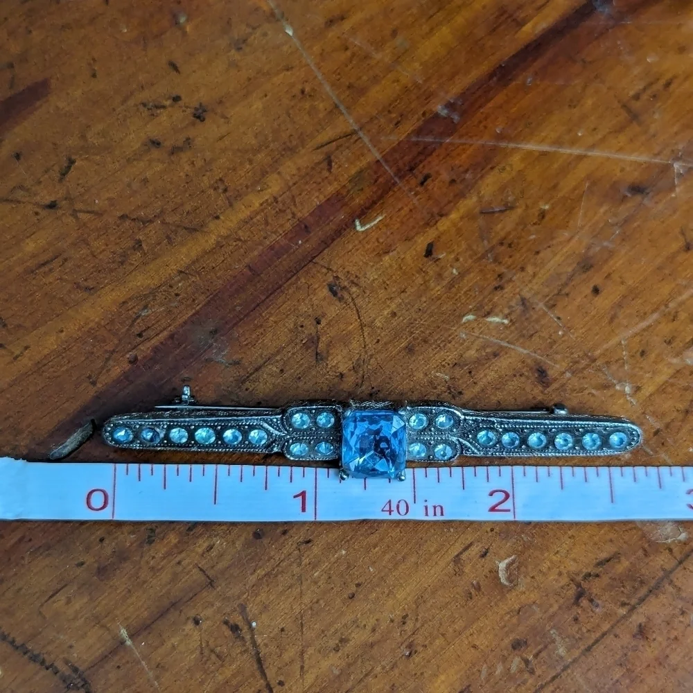 🩵 vintage style bar pin silver tone blue glass in center unsigned brooch